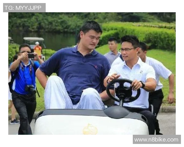 姚明亲身体验地铁出行分享高个子乘客的独特挑战与乐趣